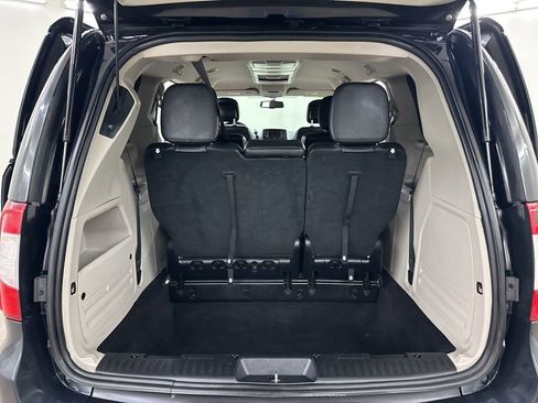 Used 2016 Chrysler Town & Country Touring image 25