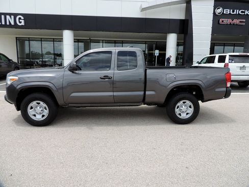 Used 2017 Toyota Tacoma SR RWD image 8