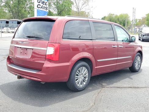 Used 2016 Chrysler Town & Country Touring-L FWD image 3
