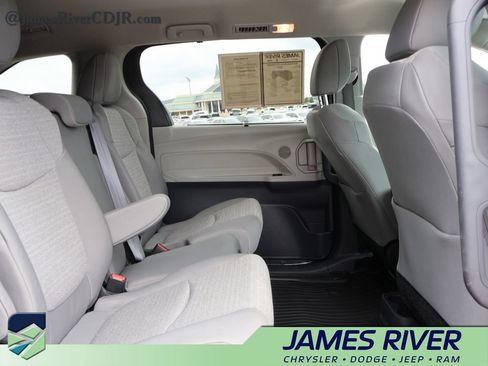 Used 2024 Toyota Sienna LE FWD image 11