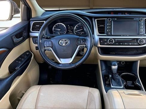 Used 2017 Toyota Highlander FWD V6 image 5