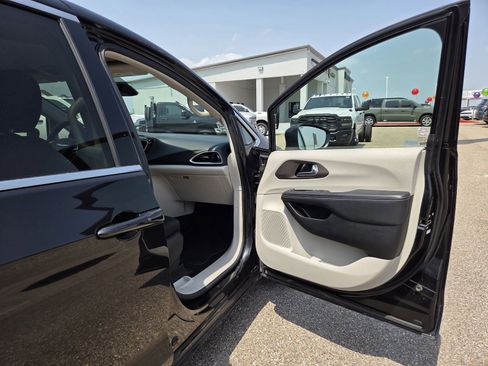 Used 2023 Chrysler Voyager LX FWD image 18