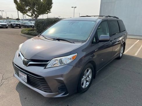 Used 2020 Toyota Sienna LE w/ LE Preferred Package FWD image 1