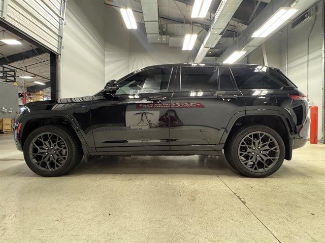 Used 2023 Jeep Grand Cherokee Summit AWD/4WD image 5