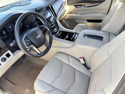 Used 2018 Cadillac Escalade ESV Luxury image 18