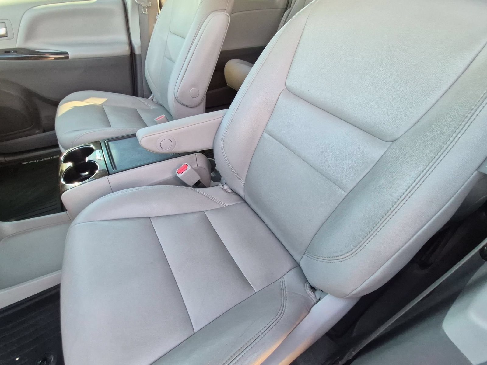 Used 2019 Toyota Sienna XLE w/ XLE Navigation Package FWD image 24