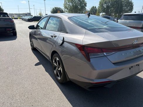 Used 2023 Hyundai Elantra SEL w/ Convenience Package FWD image 9