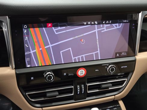Certified 2026 Porsche Macan AWD/4WD image 21