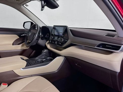 Used 2020 Toyota Highlander XLE FWD image 31