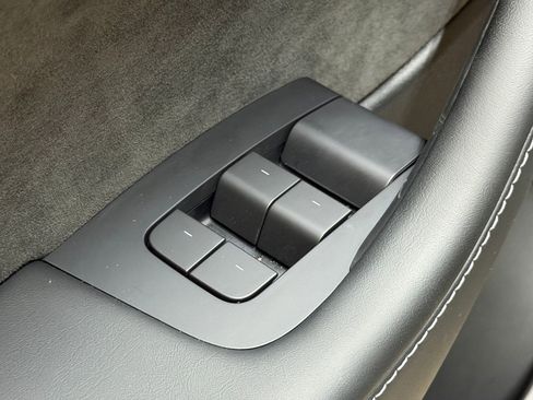 Used 2022 Tesla Model Y Long Range image 22