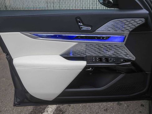 Used 2025 BMW 750e xDrive w/ Premium Package image 17