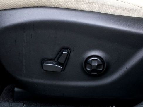Used 2016 Jeep Cherokee Latitude w/ Comfort/Convenience Group FWD image 12
