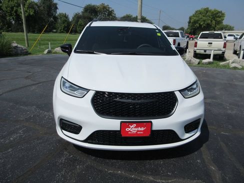 Used 2025 Chrysler Pacifica Select w/ Fav Edition Package FWD image 11