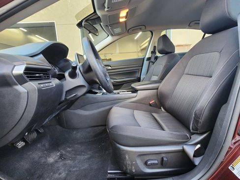 Used 2024 Nissan Altima 2.5 SV FWD image 17