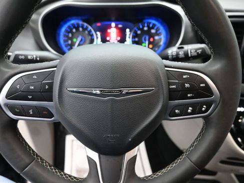 Used 2024 Chrysler Pacifica Touring-L image 20