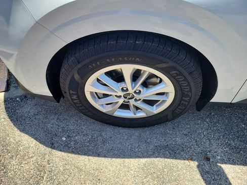 Used 2024 Kia Carnival LX FWD image 6