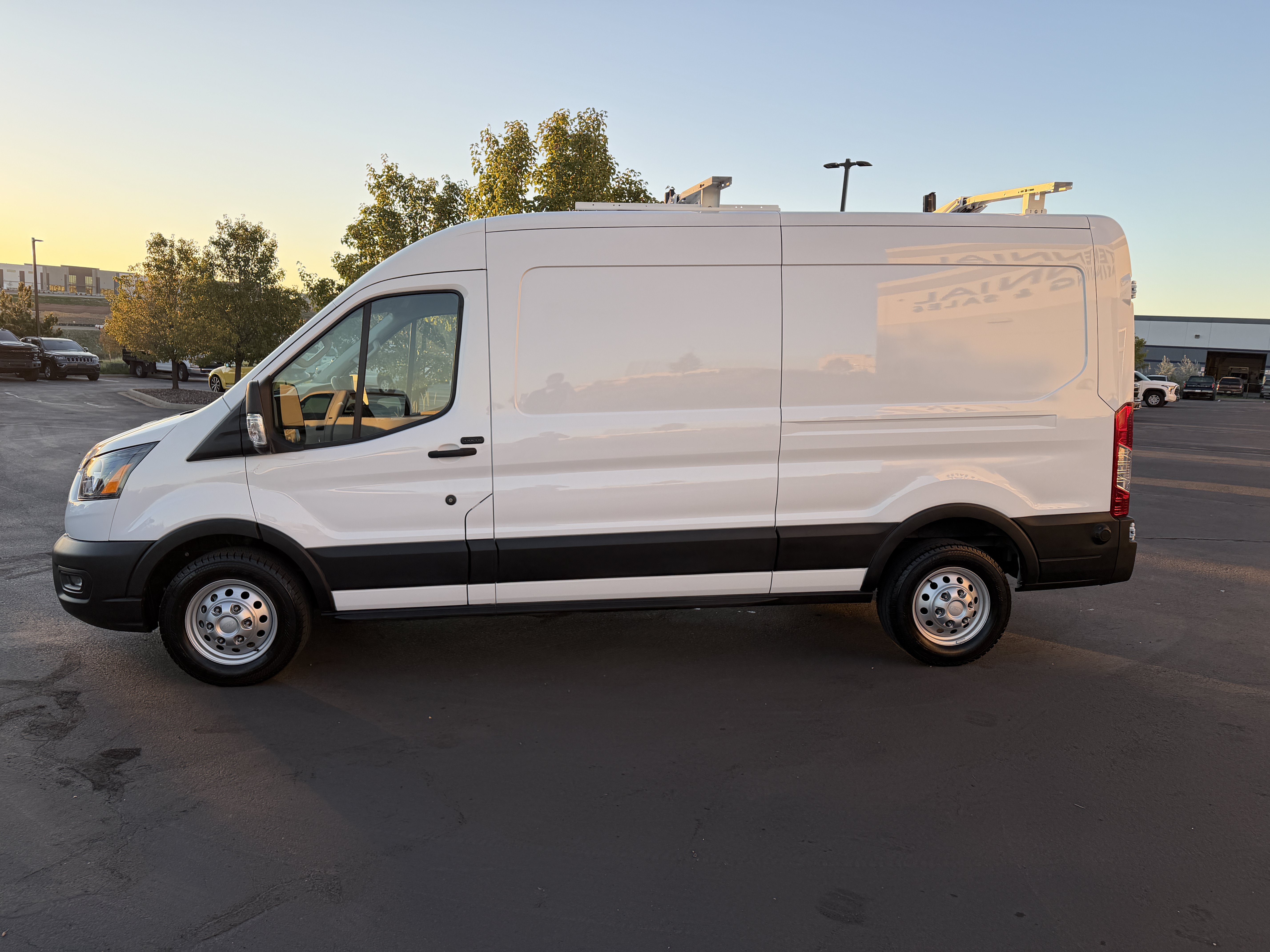 Used 2024 Ford Transit 250 148 Medium Roof Extended AWD image 4