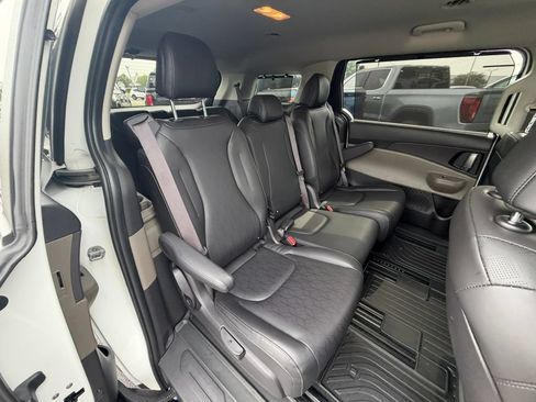 Used 2025 Kia Carnival EX FWD image 16