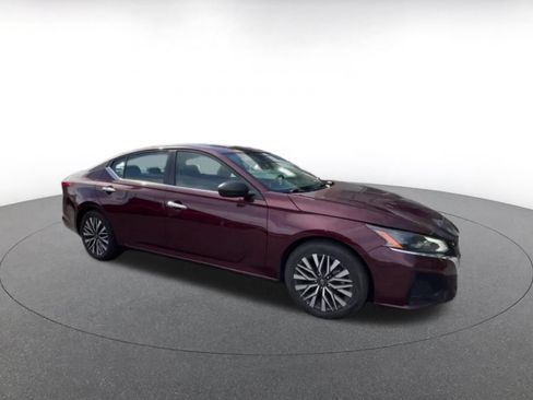 Used 2025 Nissan Altima 2.5 SV FWD image 2