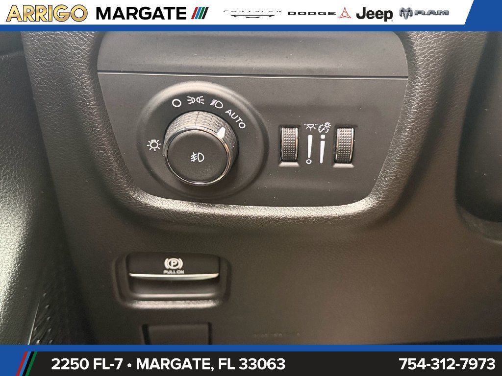 Used 2025 Jeep Grand Cherokee Limited RWD image 32