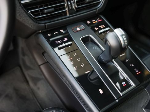 Certified 2023 Porsche Macan AWD/4WD image 26