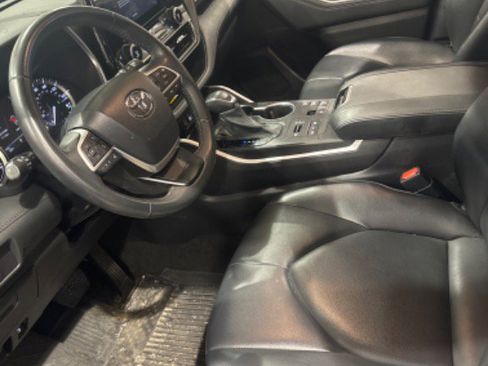 Used 2023 Toyota Highlander XLE image 11