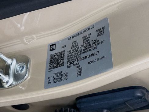 Used 2024 Chevrolet Colorado ZR2 w/ Technology Package AWD/4WD image 32