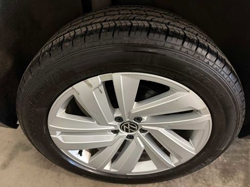 Certified 2020 Volkswagen Atlas Cross Sport SE w/ Panoramic Sunroof Package image 13