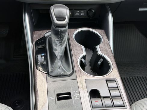 Certified 2024 Toyota Highlander Limited FWD image 18