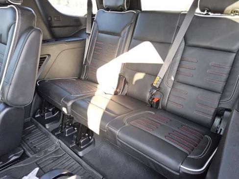 Used 2025 GMC Yukon AT4 Ultimate w/ LPO, Illumination Package AWD/4WD image 5