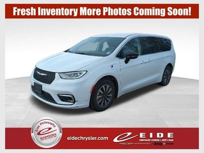Used 2024 Chrysler Pacifica Select