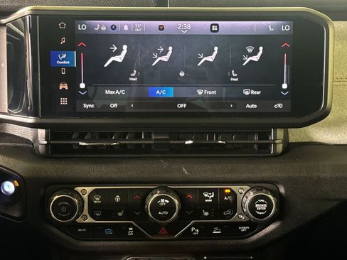 Used 2024 Jeep Wrangler Unlimited w/ Convenience Group AWD/4WD image 20