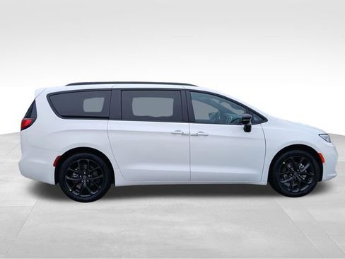 Used 2026 Chrysler Pacifica Select FWD image 6