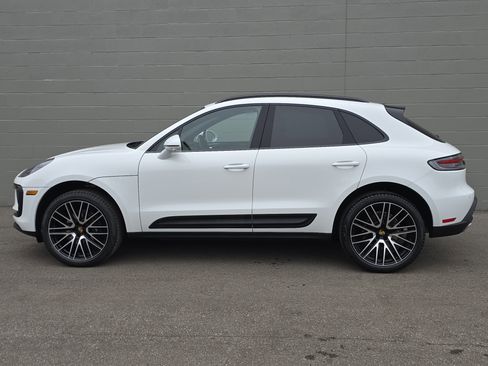 Certified 2025 Porsche Macan image 2