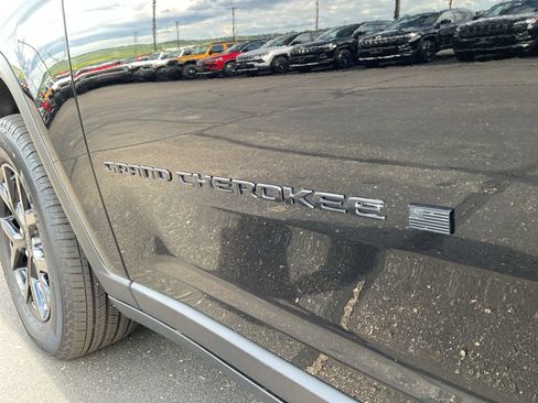 Used 2025 Jeep Grand Cherokee Altitude AWD/4WD image 26