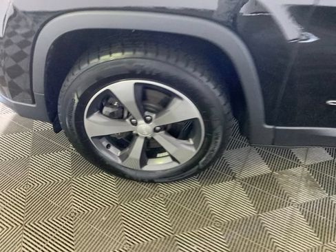 Used 2019 Jeep Cherokee Limited w/ Luxury Group AWD/4WD image 39