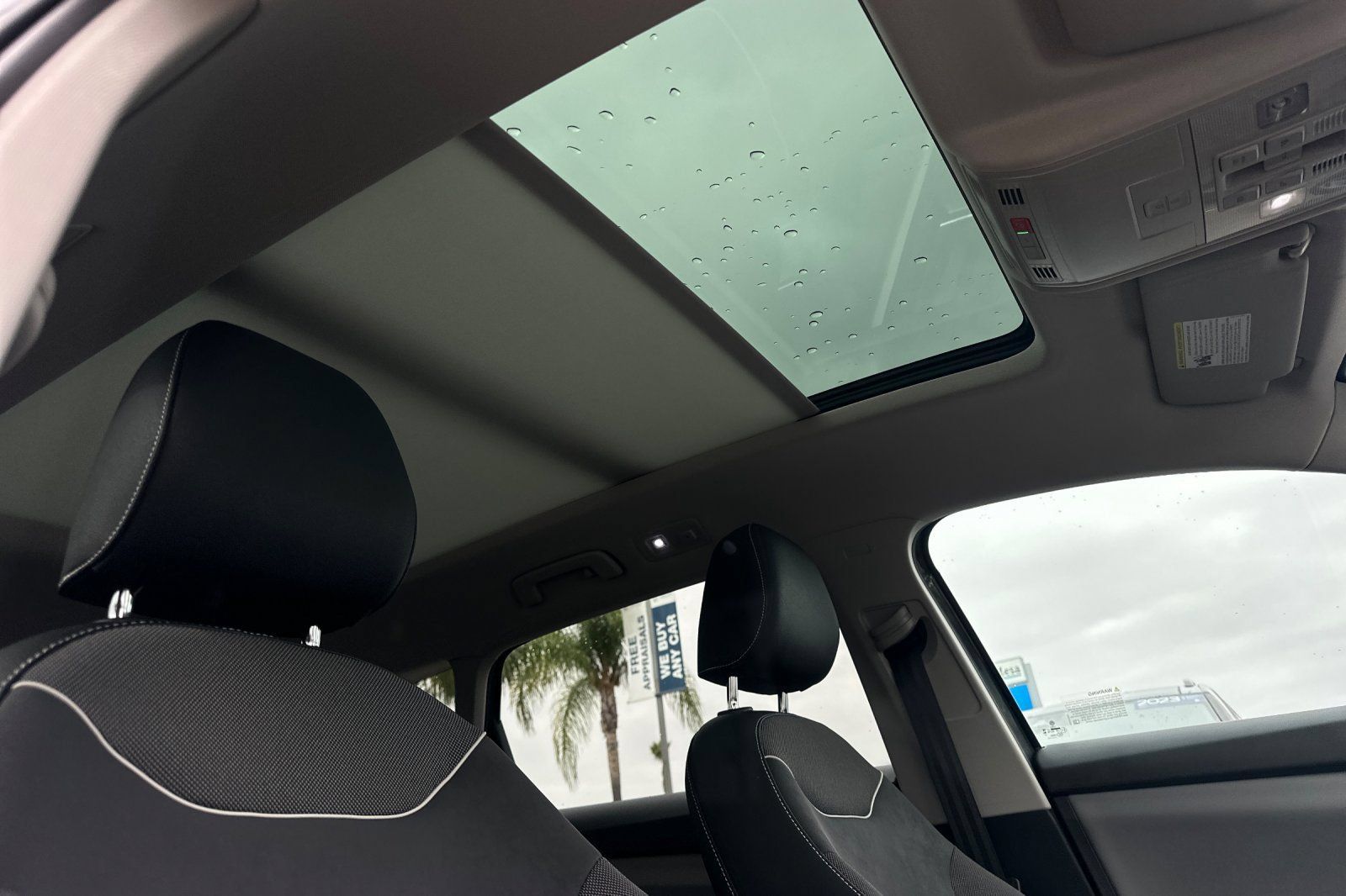 Used 2023 Volkswagen Taos SE w/ Panoramic Sunroof Package FWD image 17