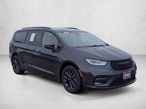 Used 2021 Chrysler Pacifica Touring w/ Uconnect Theater Family Group image 3