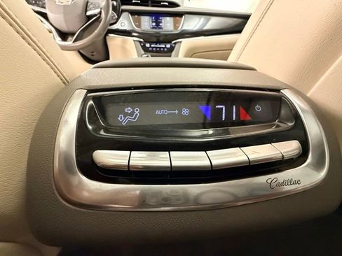 Used 2022 Cadillac XT6 Premium Luxury FWD image 35