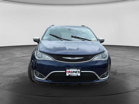 Used 2018 Chrysler Pacifica Limited FWD image 2
