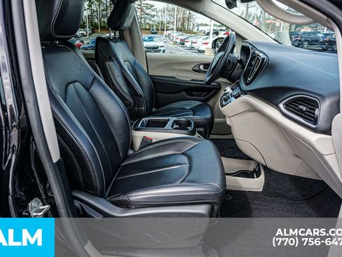 Used 2024 Chrysler Pacifica Touring-L FWD image 24