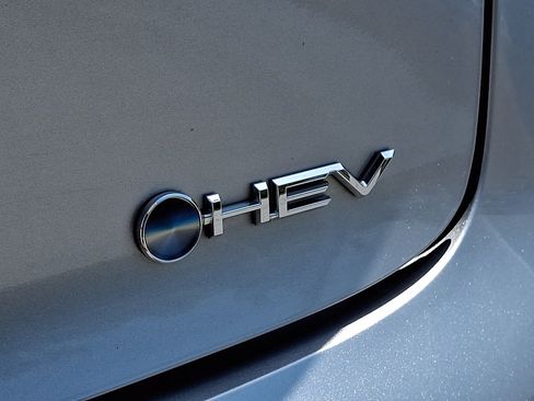 Used 2025 Toyota Prius LE FWD image 30