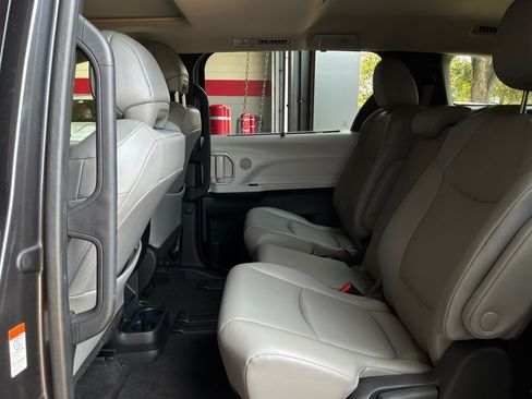 Used 2025 Toyota Sienna XLE FWD image 12