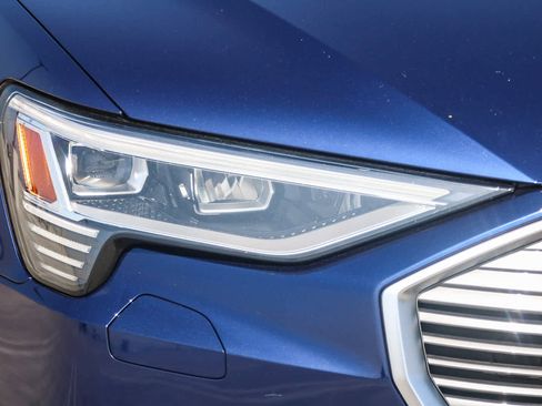 Used 2022 Audi e-tron Premium image 4