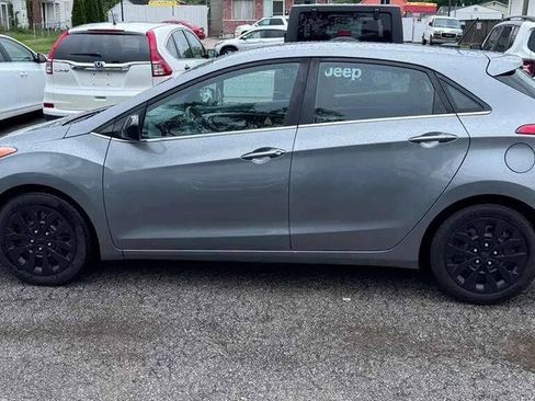 Used 2017 Hyundai Elantra GT FWD image 3