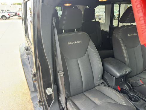 Used 2016 Jeep Wrangler Unlimited Sahara w/ Connectivity Group AWD/4WD image 30