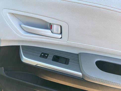 Certified 2025 Toyota Sienna LE FWD image 19
