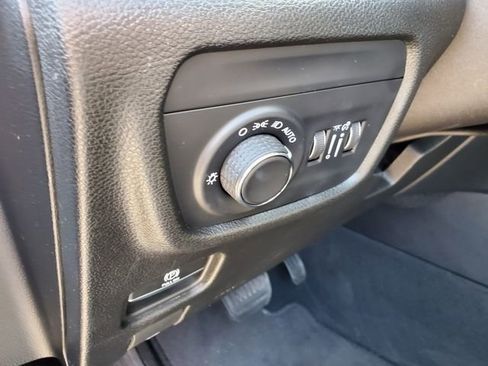 Used 2023 Jeep Grand Cherokee L Laredo image 13