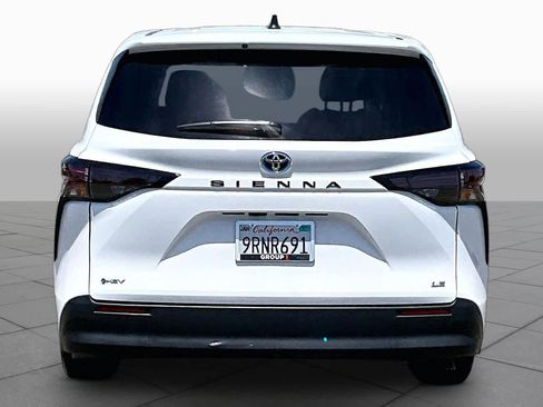 Used 2025 Toyota Sienna LE FWD image 4