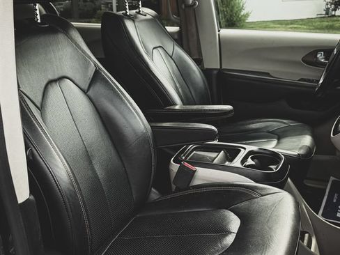 Used 2018 Chrysler Pacifica Touring-L FWD image 34